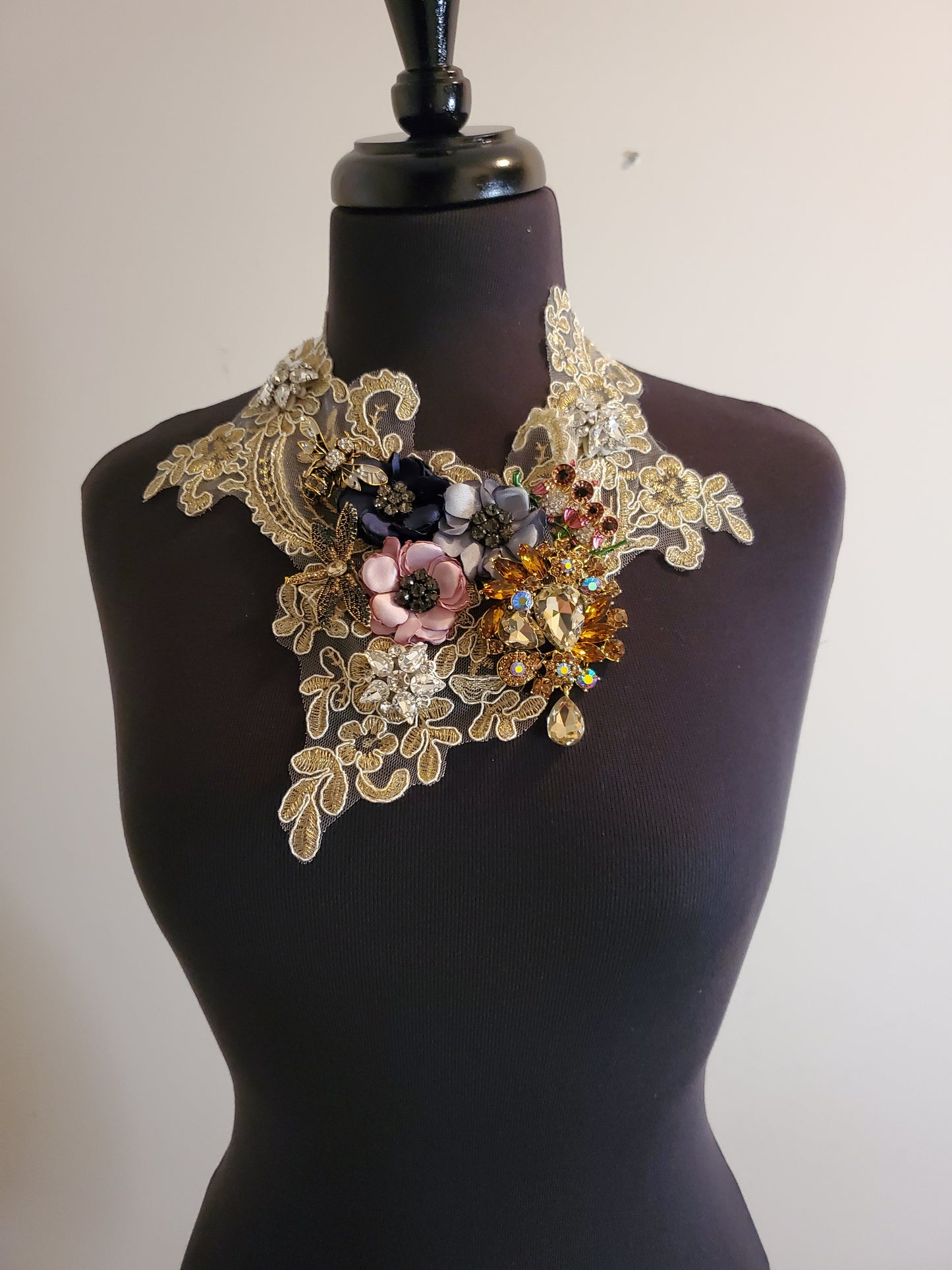 ARRATTA QUEEN VICTORIA PINNED NECKLACE