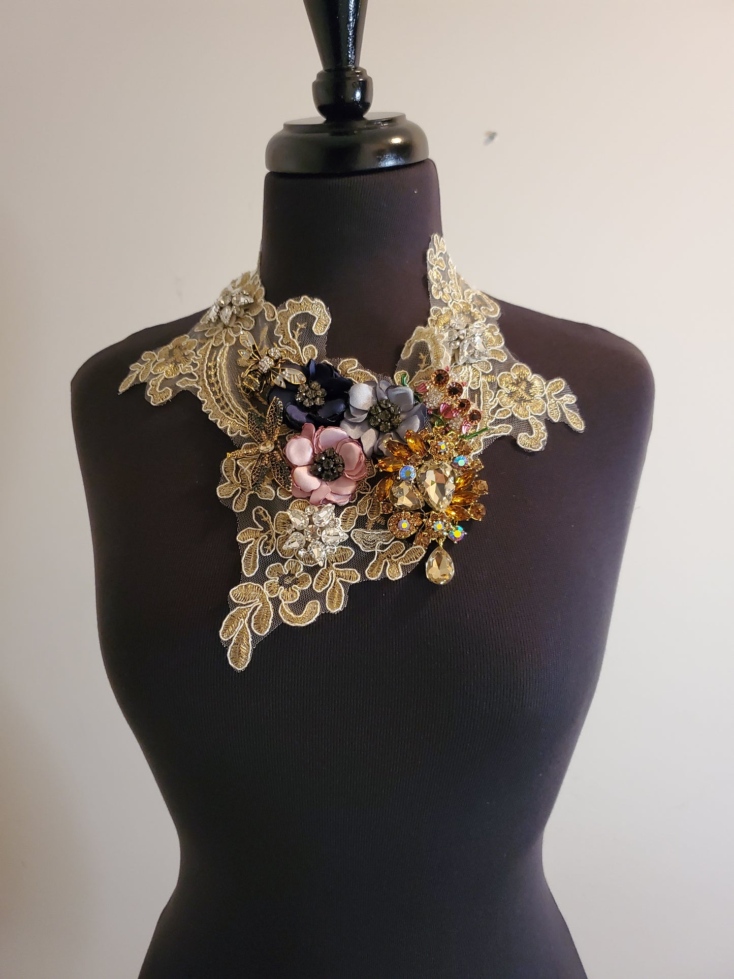 ARRATTA QUEEN VICTORIA PINNED NECKLACE