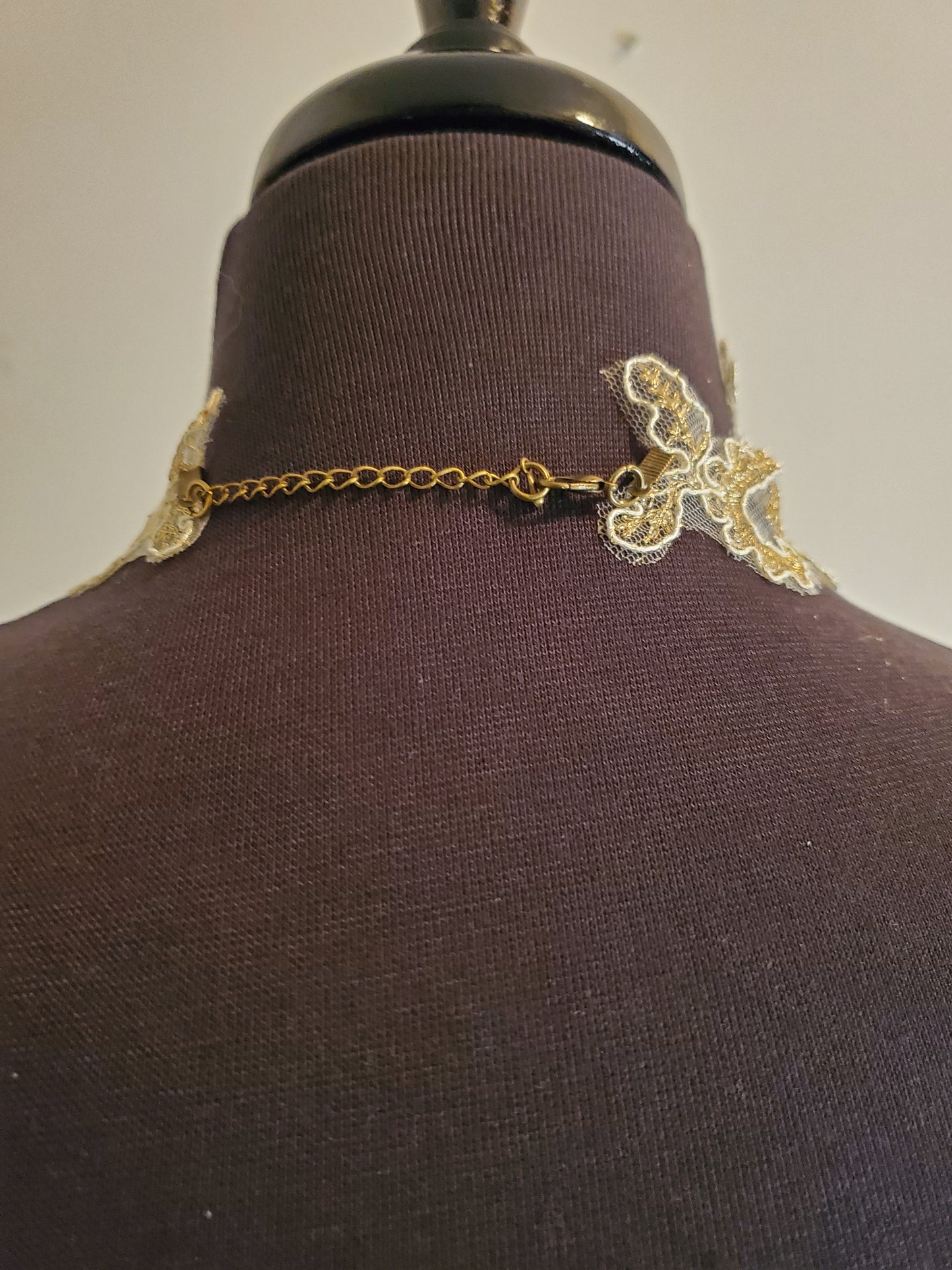 ARRATTA QUEEN VICTORIA PINNED NECKLACE