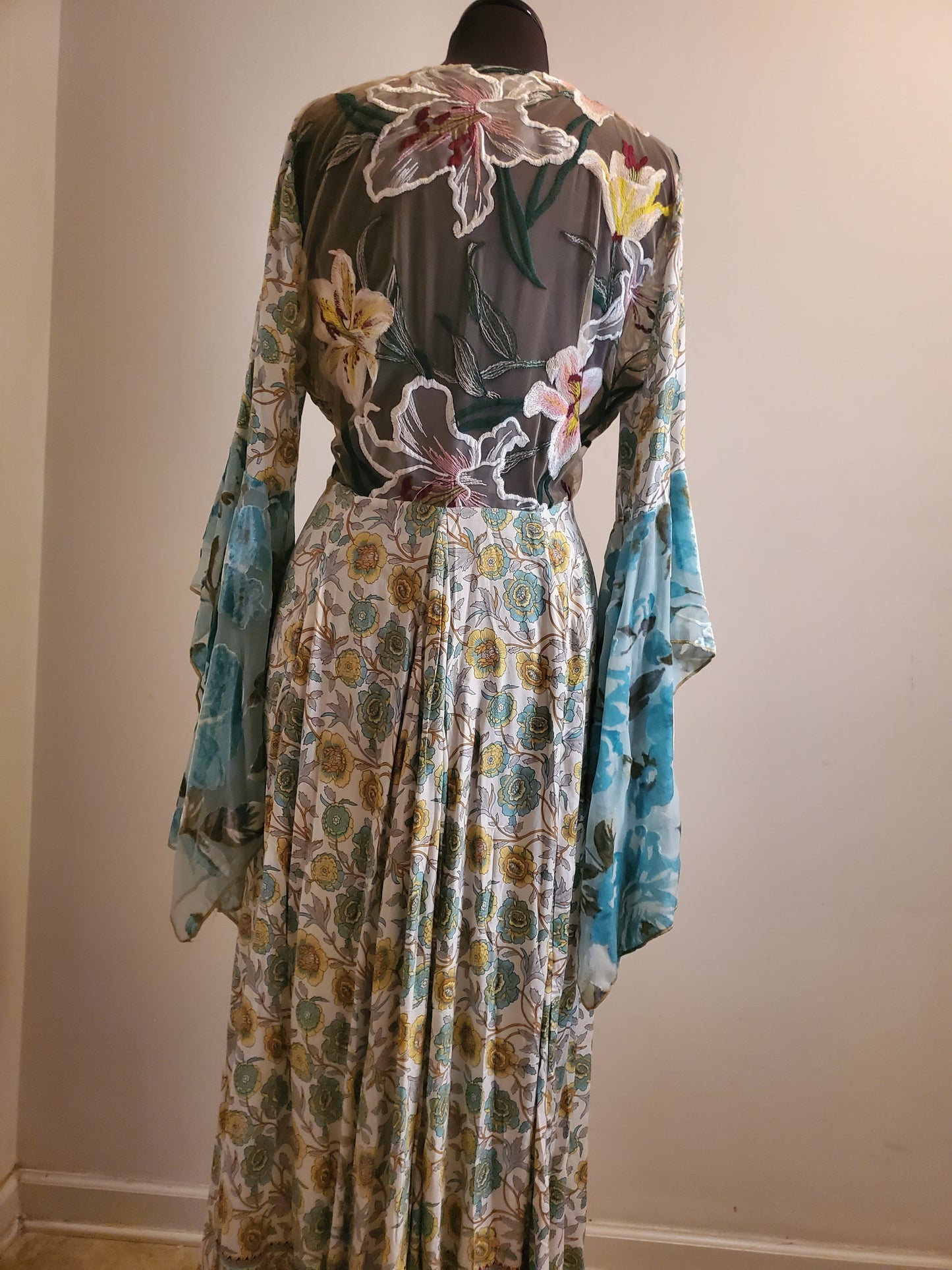 FOREVER LILIES KIMONO