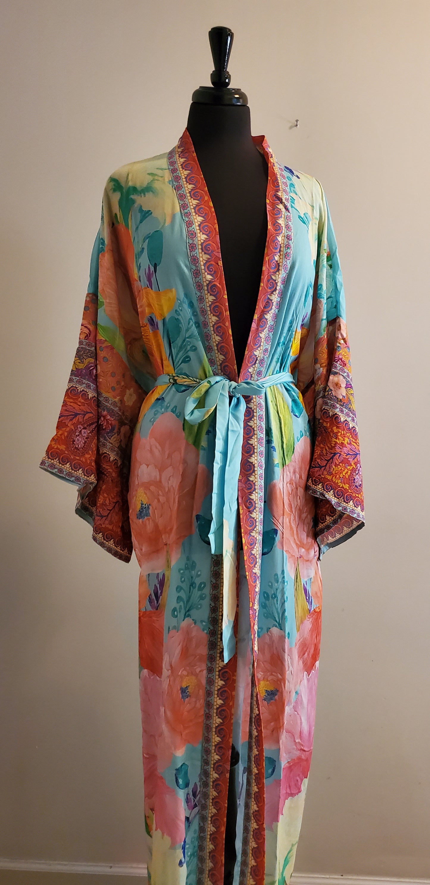 STUNNING FLORAL KIMONO