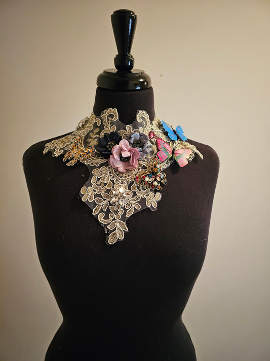 QUEEN VICTORIAN PINNED NECKLACE WITH BUTTERFLYS