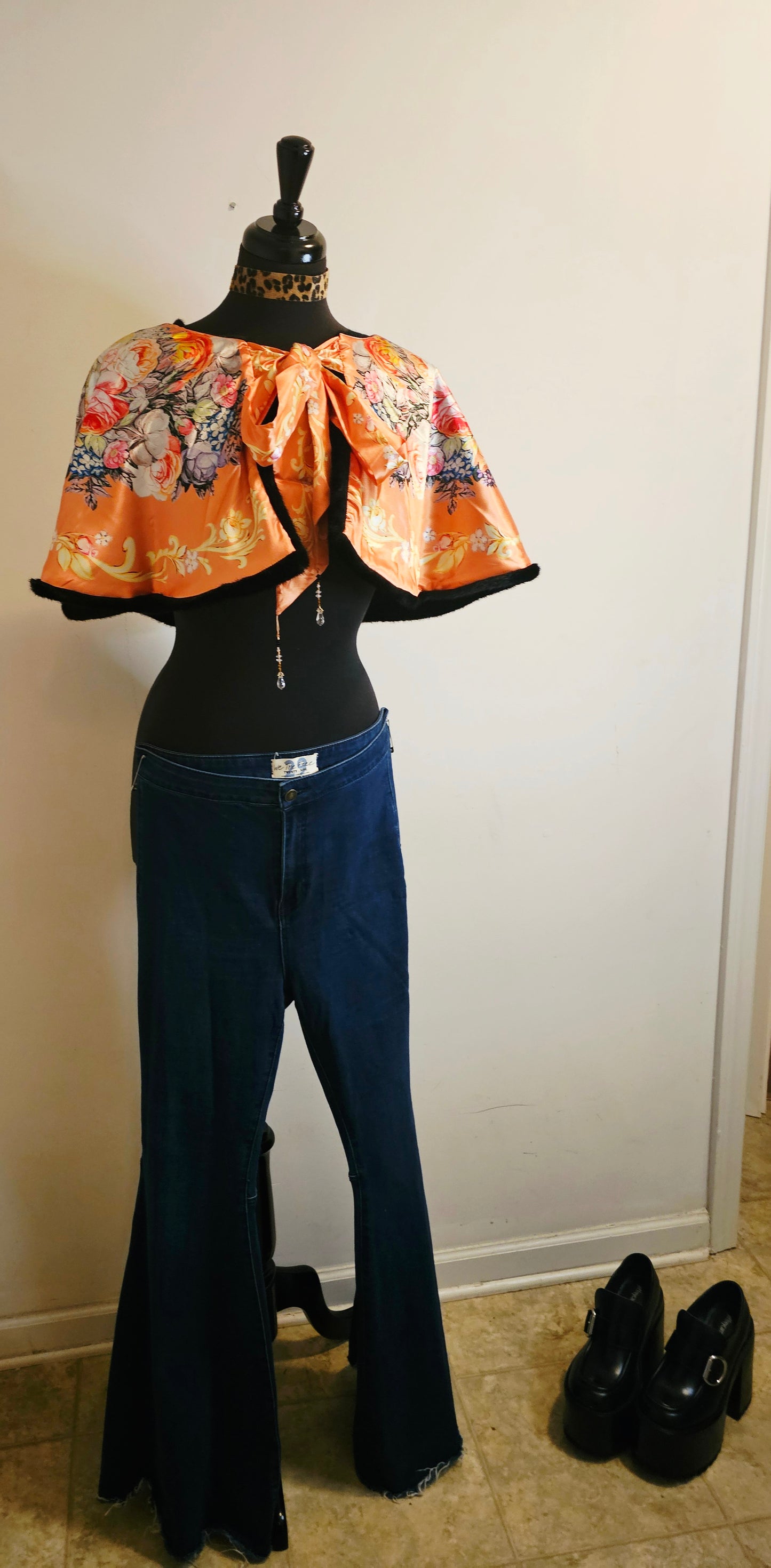 GRACE KELLY REVERSIBLE BLACK CAPE