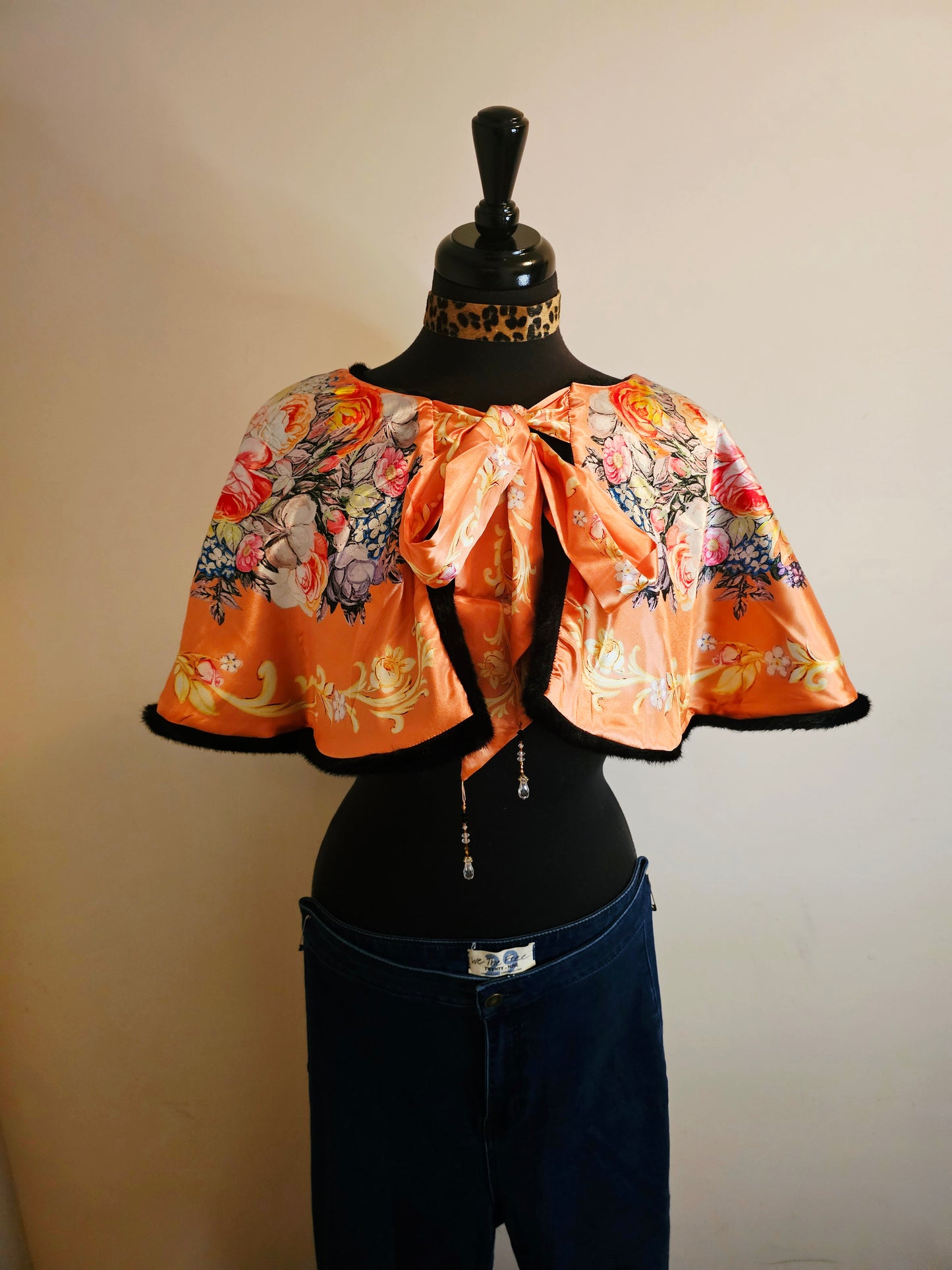 GRACE KELLY REVERSIBLE BLACK CAPE