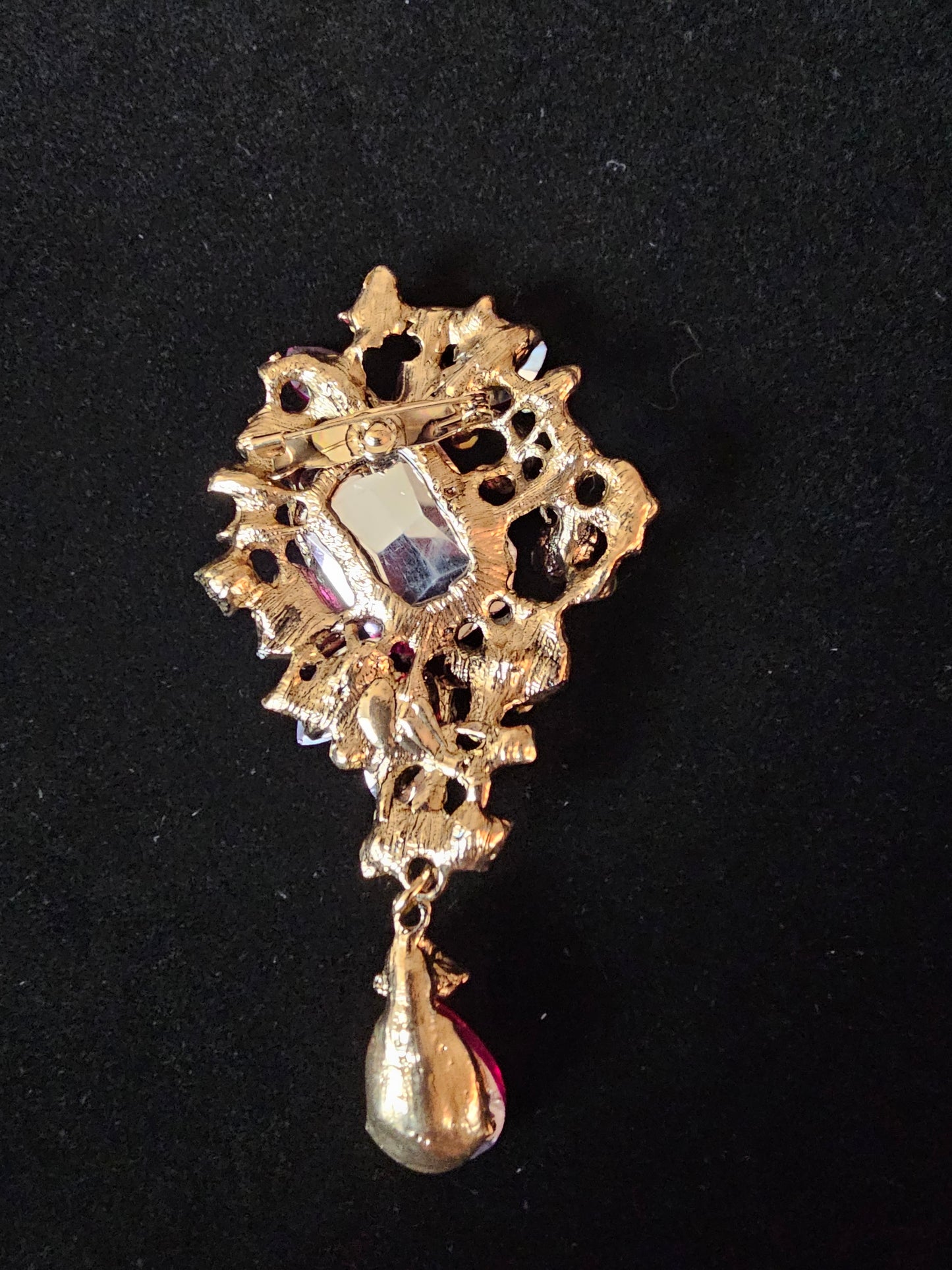 GENEVIEVE FUCHSIA PIN