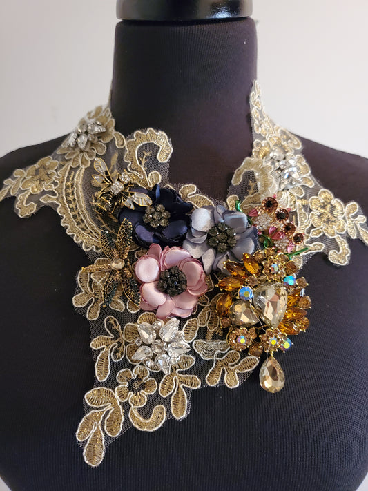 ARRATTA QUEEN VICTORIA PINNED NECKLACE